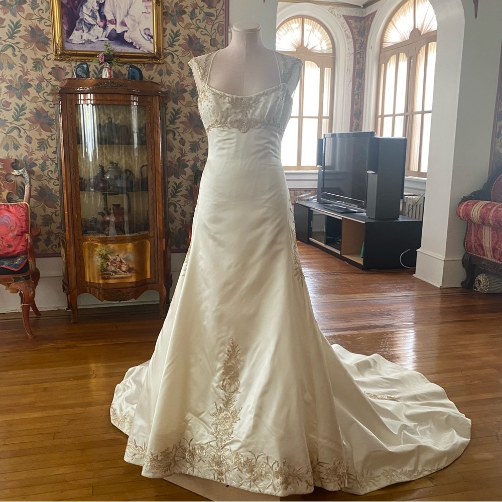 Reem Acra Ivory Satin Bridal Gown with Gold Embroidery and Long Train - Picture 4 of 17